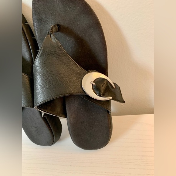 A2 Aerosoles Wipline Flip Flop Sandals Black Leather Thong 7 Coach Cushion Buckl - Picture 2 of 9